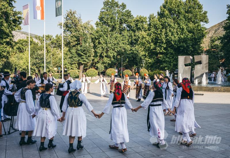 FOTO Smotra izvornog folklora Hrvata u BiH: U Mostaru prikazana raskoš nošnji, plesova, glazbe i običaja 