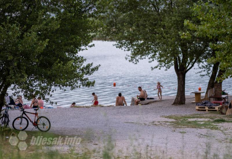 Kupači na Mostarskom jezeru - FOTO | Postavljene i bove: Mostarsko jezero i dalje omiljeno 