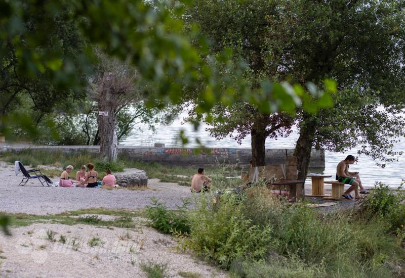 Kupači na Mostarskom jezeru - FOTO | Postavljene i bove: Mostarsko jezero i dalje omiljeno 