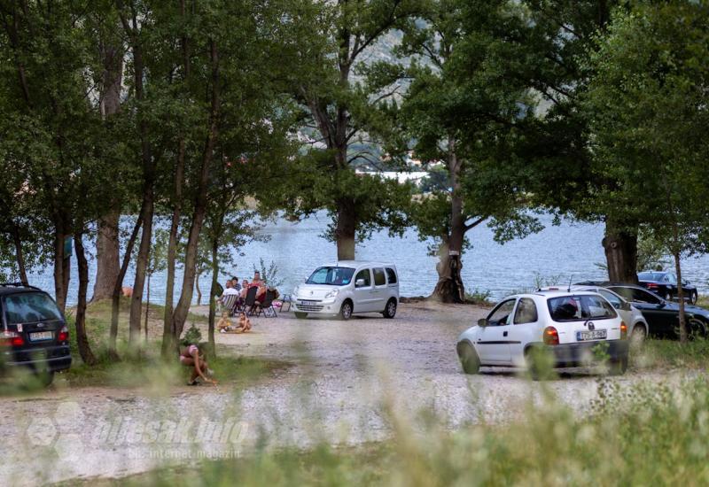 FOTO | Postavljene i bove: Mostarsko jezero i dalje omiljeno "sklonište" za spas od mostarskih vrućina