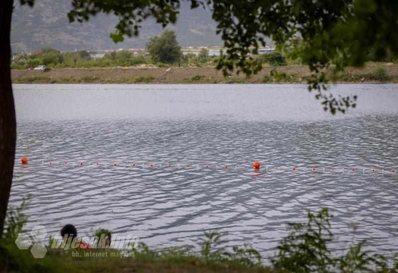 FOTO | Postavljene i bove: Mostarsko jezero i dalje omiljeno "sklonište" za spas od mostarskih vrućina