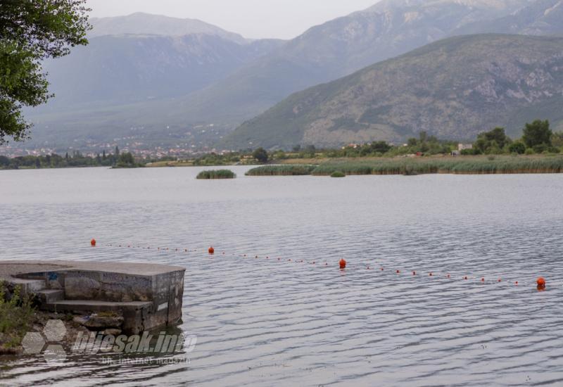 FOTO | Postavljene i bove: Mostarsko jezero i dalje omiljeno "sklonište" za spas od mostarskih vrućina