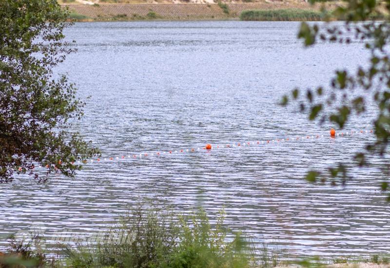 Postavljene bove na Mostarskom jezeru - FOTO | Postavljene i bove: Mostarsko jezero i dalje omiljeno 