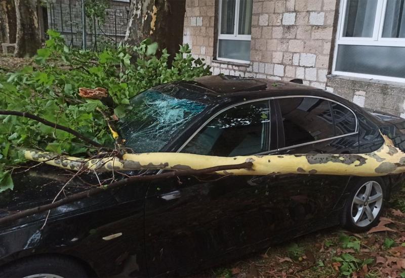 FOTO | Olujno nevrijeme pogodilo više gradova u BiH: U Trebinju oštećeni automobili