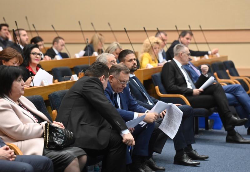 NSRS zakazala sjednicu, Dodik predao dokument o razdruživanju