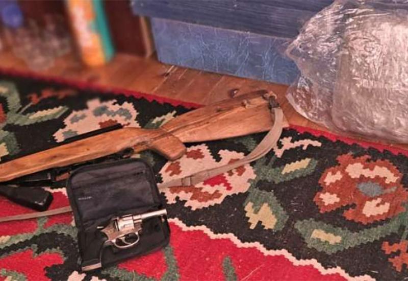 U pretresu kuće pronađeno vatreno oružje i preko kilogram droge
