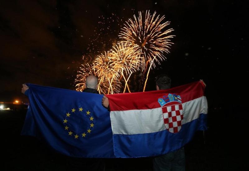 Zastave Europske unije i Hrvatske - Plenković: 11 godina članstva u EU-u promijenilo je Hrvatsku nabolje