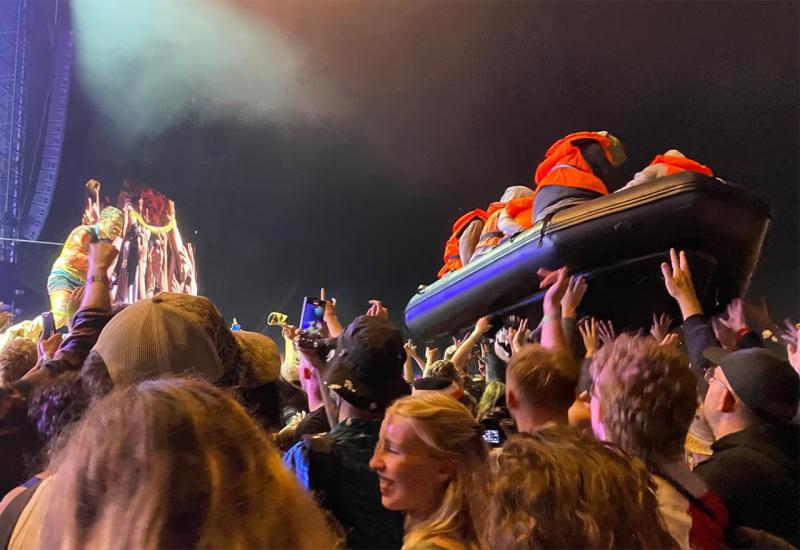 Performans na Glastonburyju | Foto: Safi Bugel/The Guardian - Zaplijenjen Banksyjev brod koji je spašavao migrante   