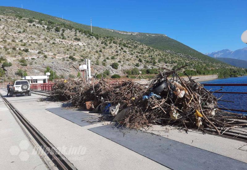 Čišćenje Mostarskog jezera - 'izvučeno' pet kamiona smeća