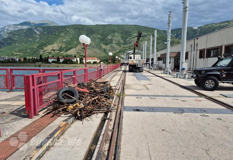 Čišćenje Mostarskog jezera - 'izvučeno' pet kamiona smeća