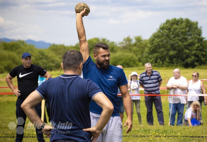 Dani kosidbe na Kupresu  - Bili smo na tradicionalnoj kupreškoj kosidbi: Vinko Čičak okitio se titulom kosbaše 