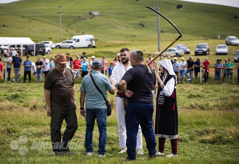 Bili smo na tradicionalnoj kupreškoj kosidbi: Vinko Čičak okitio se titulom kosbaše 