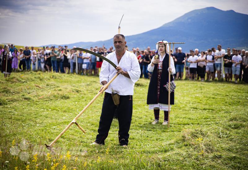 Bili smo na tradicionalnoj kupreškoj kosidbi: Vinko Čičak okitio se titulom kosbaše 