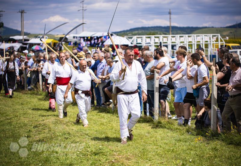 Dani kosidbe na Kupresu  - Bili smo na tradicionalnoj kupreškoj kosidbi: Vinko Čičak okitio se titulom kosbaše 