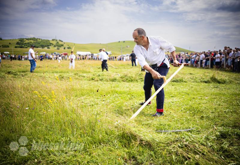 Bili smo na tradicionalnoj kupreškoj kosidbi: Vinko Čičak okitio se titulom kosbaše 