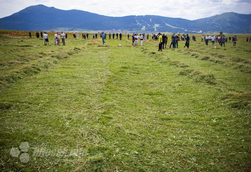 Bili smo na tradicionalnoj kupreškoj kosidbi: Vinko Čičak okitio se titulom kosbaše 