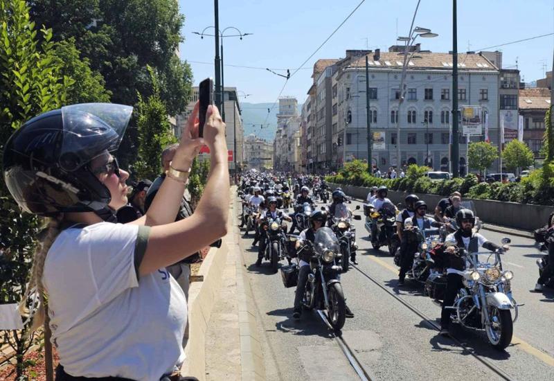 Počast žrtvama genocida: Stotine motociklista iz Sarajeva krenule ka Potočarima