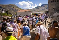 Mostar: Skok bez aplauza u znak sjećanja na Srebrenicu