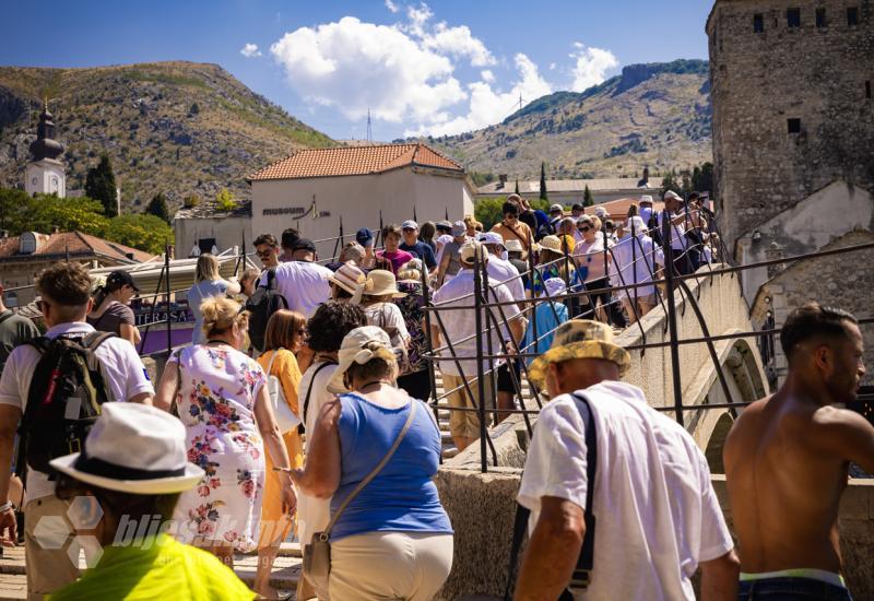 Mostar: Skok bez aplauza u znak sjećanja na Srebrenicu