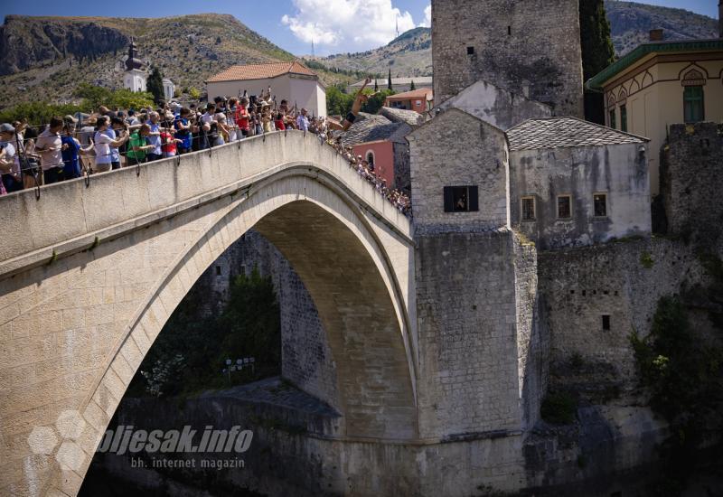 Mostar: Skok bez aplauza u znak sjećanja na Srebrenicu