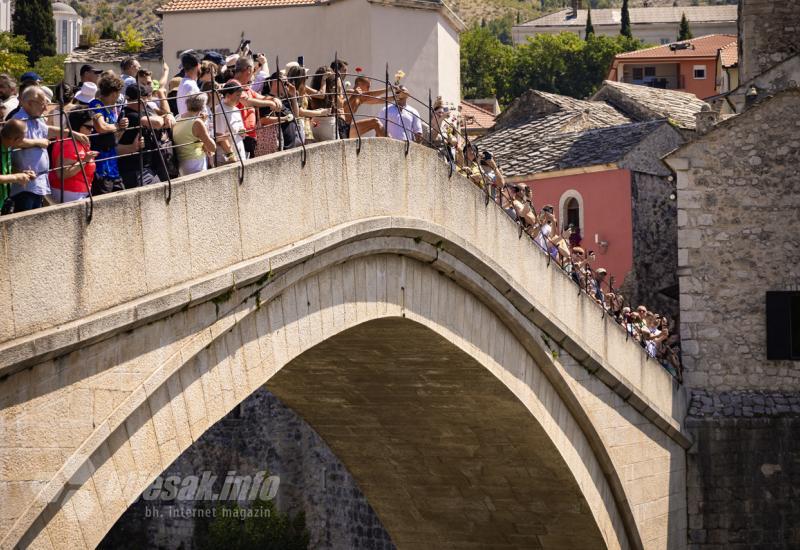 Mostar: Skok bez aplauza u znak sjećanja na Srebrenicu