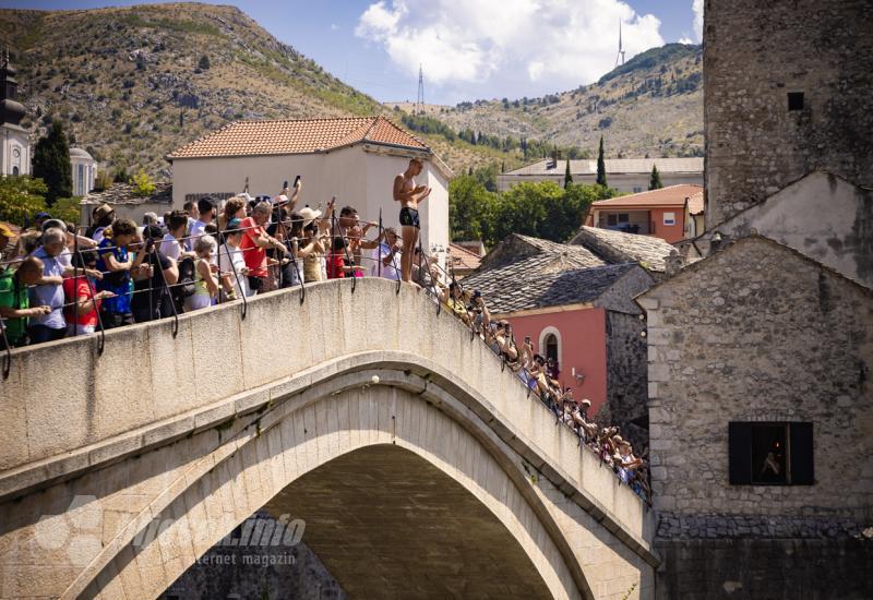 Mostar: Skok bez aplauza u znak sjećanja na Srebrenicu