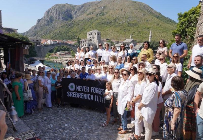 U Mostaru obilježena godišnjica genocida - Podjelom cvjetova Srebrenice i mirnom šetnjom u Mostaru obilježena godišnjica genocida