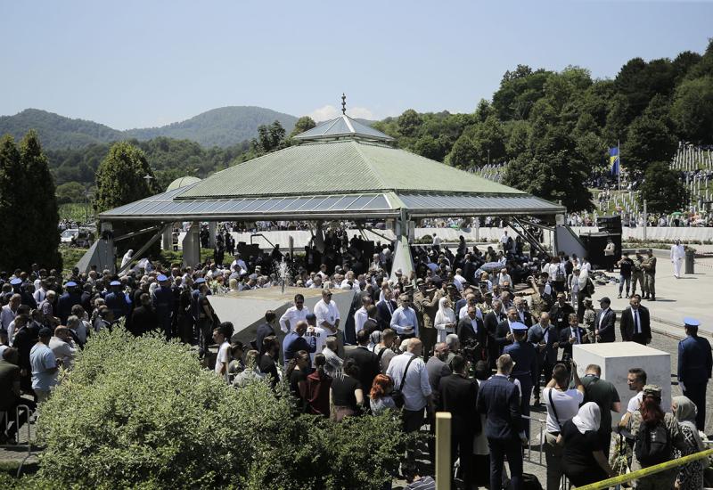 Više tisuća ljudi u Potočarima odalo počast ubijenim u genocidu u srpnju 1995. - Pozivi iz Potočara na sjećanje na ubijene i borbu protiv negiranja genocida