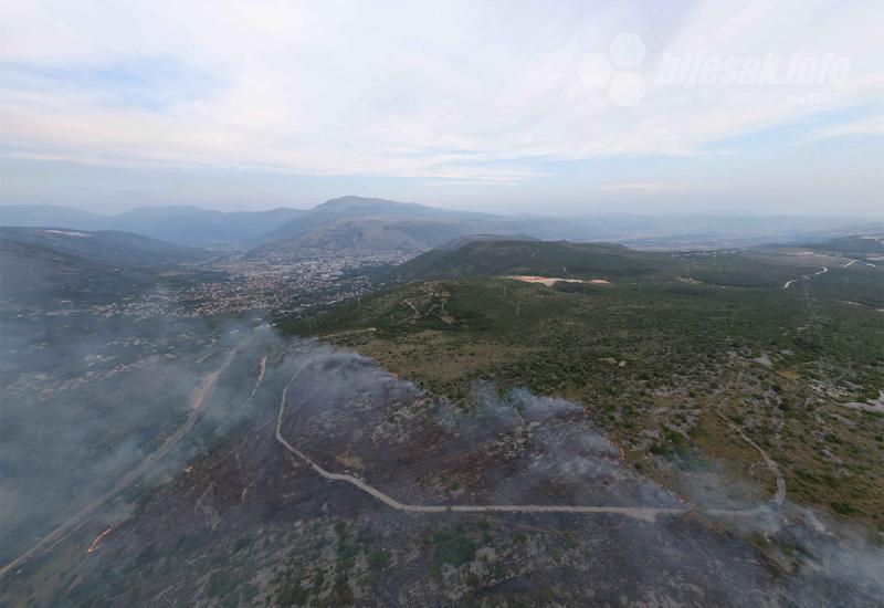 FOTO | Požar na Kozicama i dalje aktivan: Vatra zahvatila veliku površinu