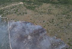 FOTO | Požar na Kozicama i dalje aktivan: Vatra zahvatila veliku površinu