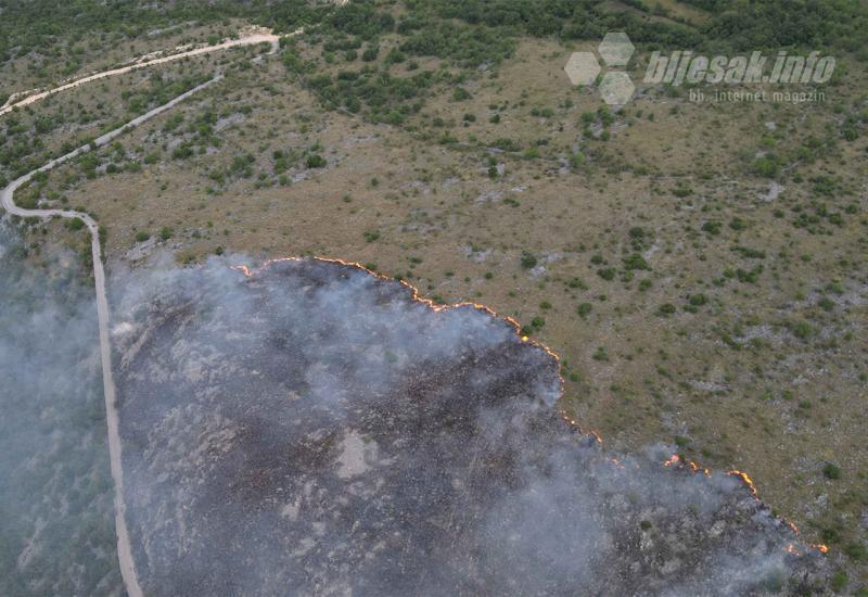 FOTO | Požar na Kozicama i dalje aktivan: Vatra zahvatila veliku površinu