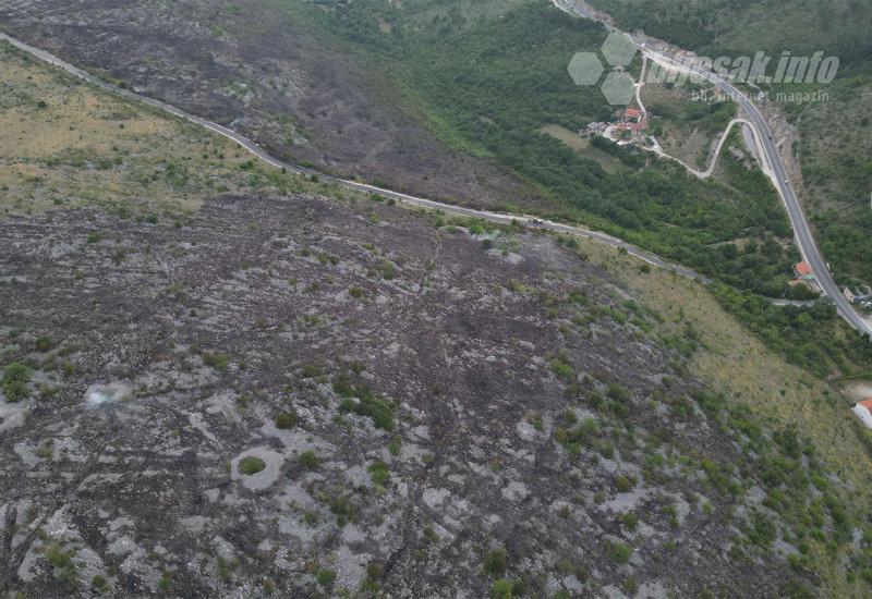 FOTO | Požar na Kozicama i dalje aktivan: Vatra zahvatila veliku površinu