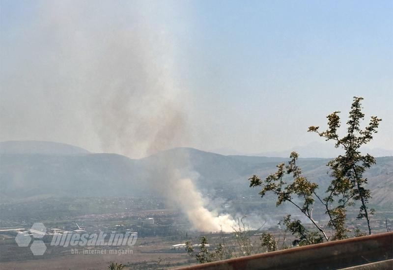 FOTO | Mostar: Požar guta raslinje na Jasenici