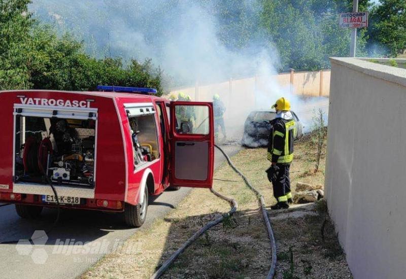 Požar na trafostanici i automobilu - Mostarski vatrogasci u akciji: Požar na trafostanici i automobilu