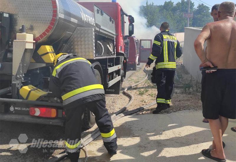 VIDEO | Mostarski vatrogasci u akciji: Požar na trafostanici i automobilu