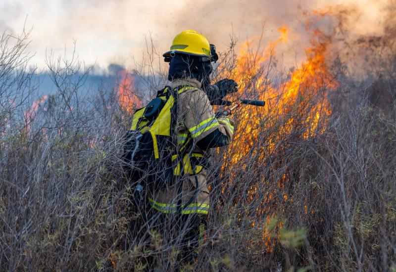 Požar na brdu Križevac u Međugorju još aktivan, gori i u Stocu 