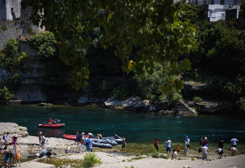 Mostarska žega i hrabri turisti: Osvježenje se traži u Neretvi 