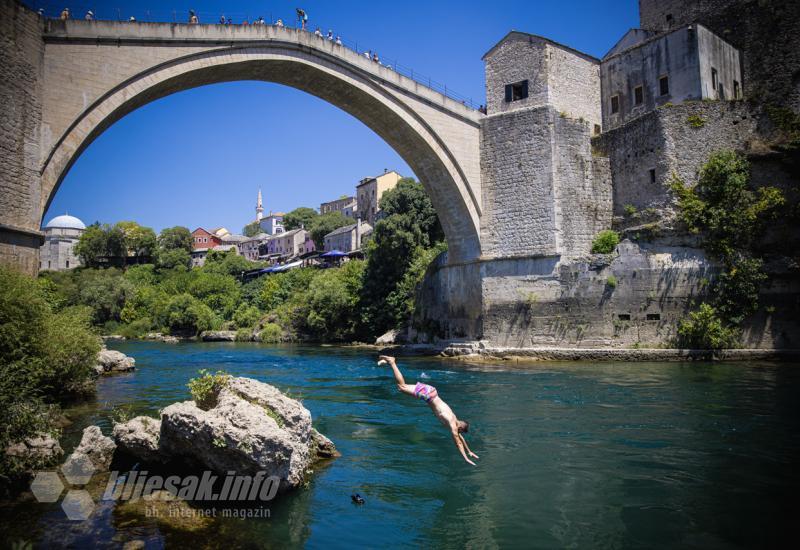 Skok u hladnu Neretvu - Mostarska žega i hrabri turisti: Osvježenje se traži u Neretvi 