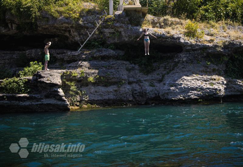 Mostarska žega i hrabri turisti: Osvježenje se traži u Neretvi 