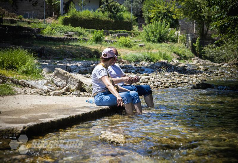 Svatko se rashlađuje na svoj način - Mostarska žega i hrabri turisti: Osvježenje se traži u Neretvi 