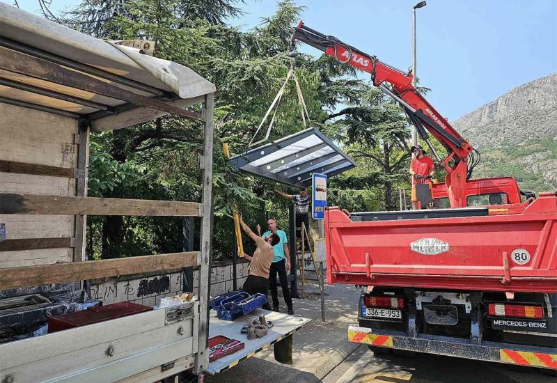 Čekali smo i dočekali: Krenula montaža autobusnih stajališta u Mostaru