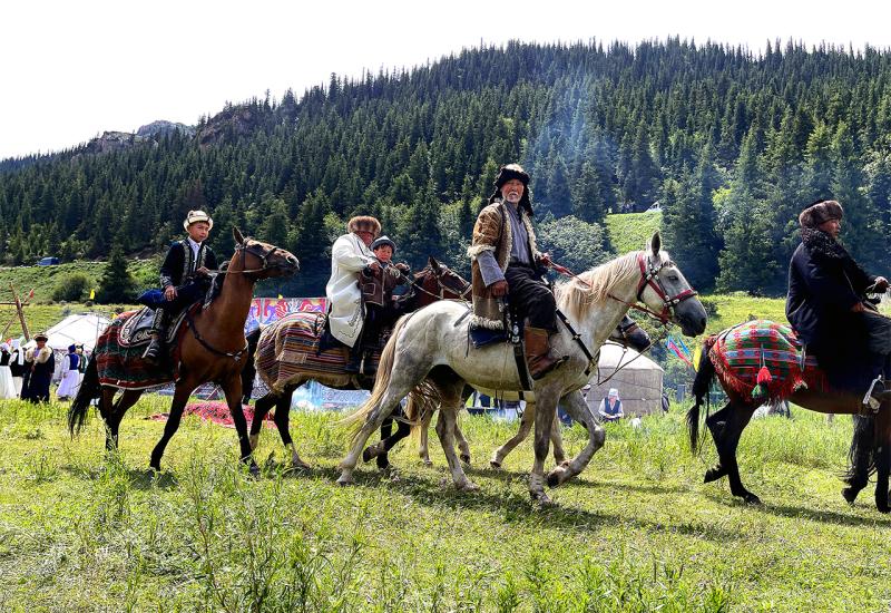 Tradicionalne seobe Kirgiza: - Tradicionalne seobe nomadskog naroda Kirgiza: Rituala, molitve i svečanost