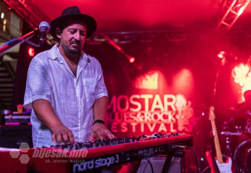 FOTO/VIDEO| Ni kiša niti nestanak struje nije zaustavio Blues i Rock u Mostaru