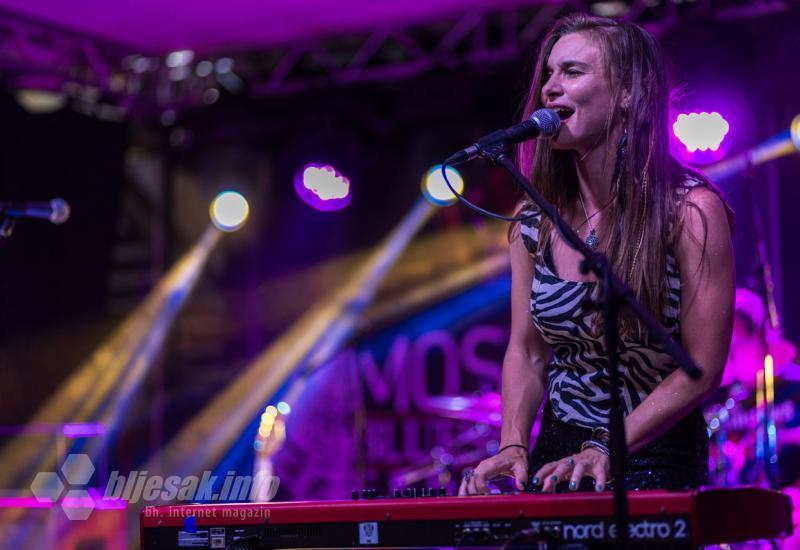 FOTO/VIDEO| Ni kiša niti nestanak struje nije zaustavio Blues i Rock u Mostaru