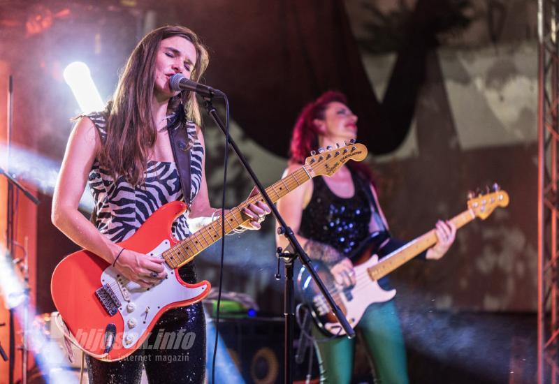 FOTO/VIDEO| Ni kiša niti nestanak struje nije zaustavio Blues i Rock u Mostaru