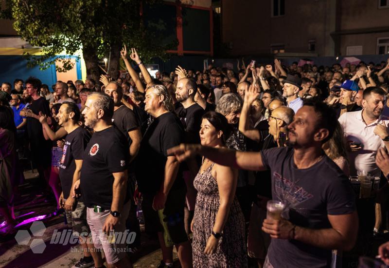 FOTO/VIDEO| Ni kiša niti nestanak struje nije zaustavio Blues i Rock u Mostaru