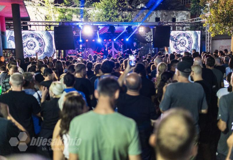 FOTO/VIDEO| Ni kiša niti nestanak struje nije zaustavio Blues i Rock u Mostaru