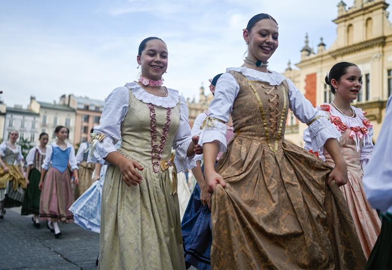 Stotine ljudi u poljskom Krakovu na 25. Festivalu dvorskog plesa - Inspiracije za stvaranje spektakla: Poloneza kao baština Krakova, Poljske i Europe 