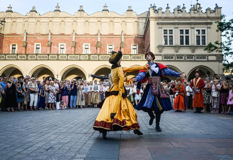 Stotine ljudi u poljskom Krakovu na 25. Festivalu dvorskog plesa - Inspiracije za stvaranje spektakla: Poloneza kao baština Krakova, Poljske i Europe 