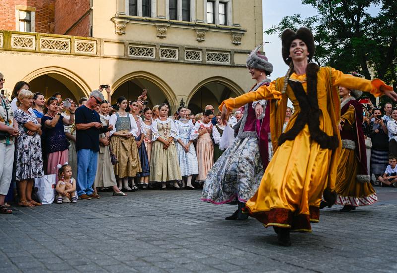 Stotine ljudi u poljskom Krakovu na 25. Festivalu dvorskog plesa - Inspiracije za stvaranje spektakla: Poloneza kao baština Krakova, Poljske i Europe 